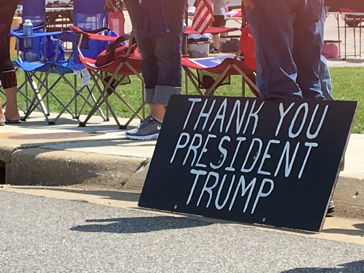 BrigagaoCarol's tweet photo. People are gathering E Kearney St in Springfield to witness President Trumps arrival @KOMUnews #TrumpinSpringfield https://t.co/8OyU6CpT77