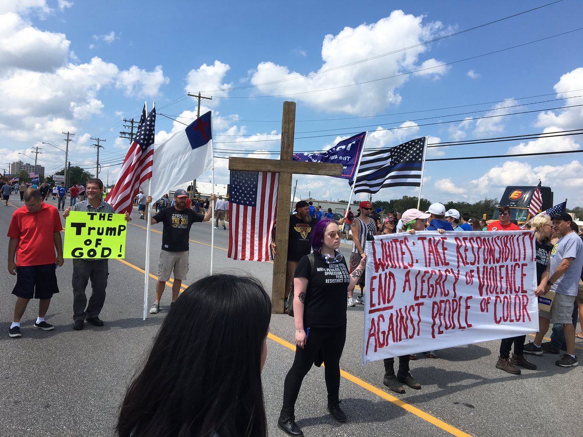BrigagaoCarol's tweet photo. People are gathering E Kearney St in Springfield to witness President Trumps arrival @KOMUnews #TrumpinSpringfield https://t.co/8OyU6CpT77