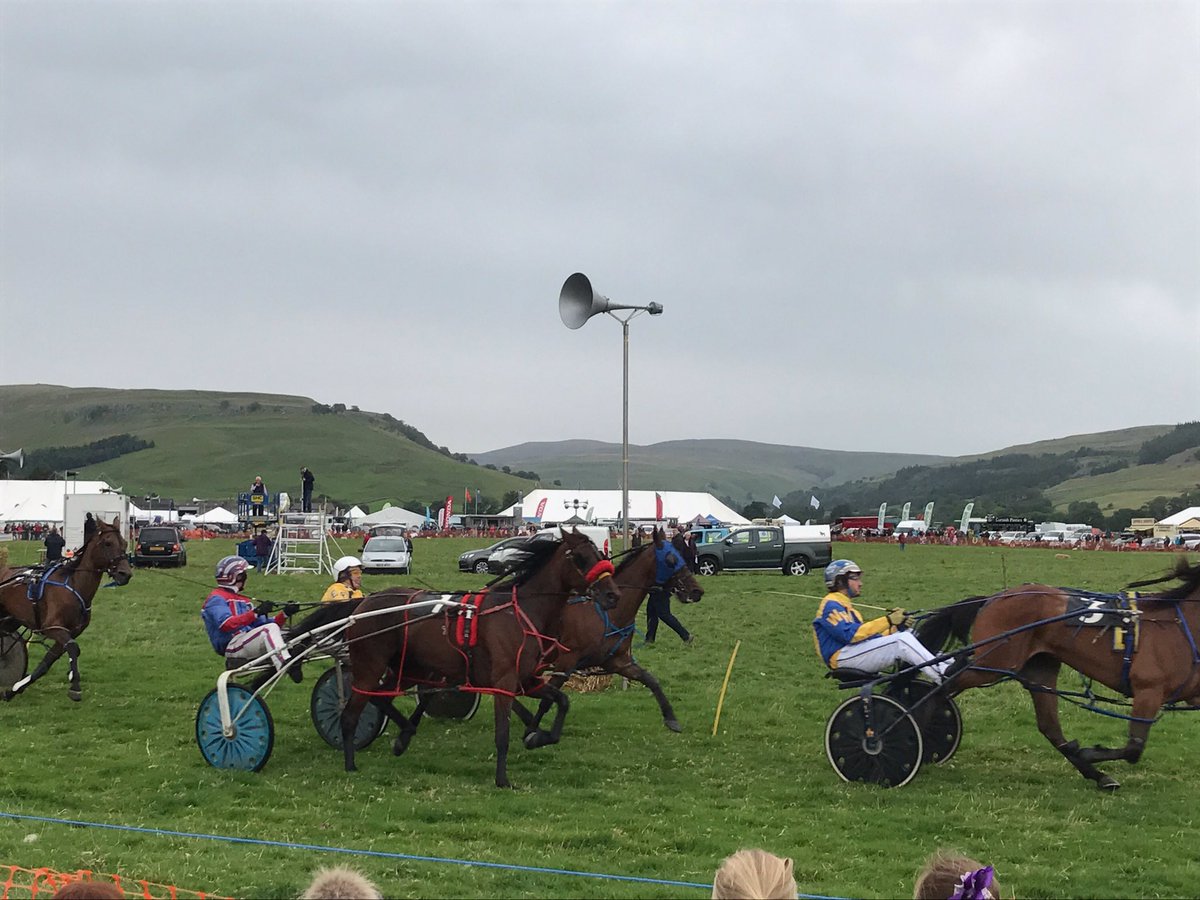 SuzanneW_Comms's tweet photo. Two very different days. The amazing #kilnseyshow yesterday and #saltburn today. Got to love a British holiday #britsathome https://t.co/oo0Vf9FnBS