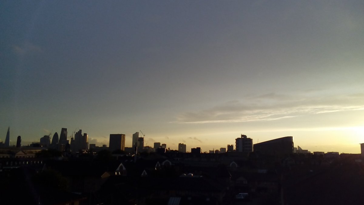 blackcohosh333's tweet photo. This is the view from my balcony now #CityofLondon #Westfacing #sunset #clouds #EastLondon #Hackney 
#BethnalGreen #Eveningsky #London https://t.co/JLHln85E0Y