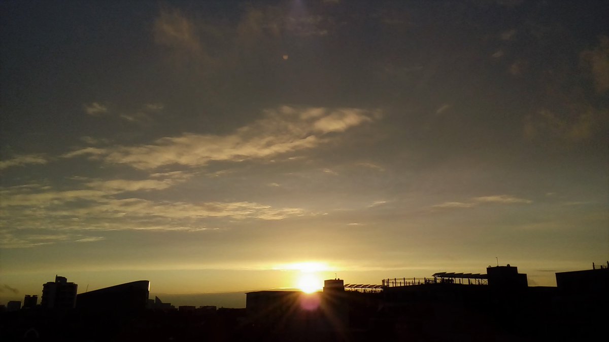 blackcohosh333's tweet photo. This is the view from my balcony now #CityofLondon #Westfacing #sunset #clouds #EastLondon #Hackney 
#BethnalGreen #Eveningsky #London https://t.co/JLHln85E0Y