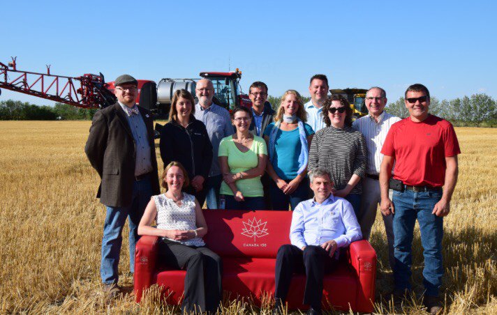 Nous nous sommes joints à <a href="/redcouchtour/">Red Couch Tour</a> pour parler de l’#AgCan et de #Canada150!