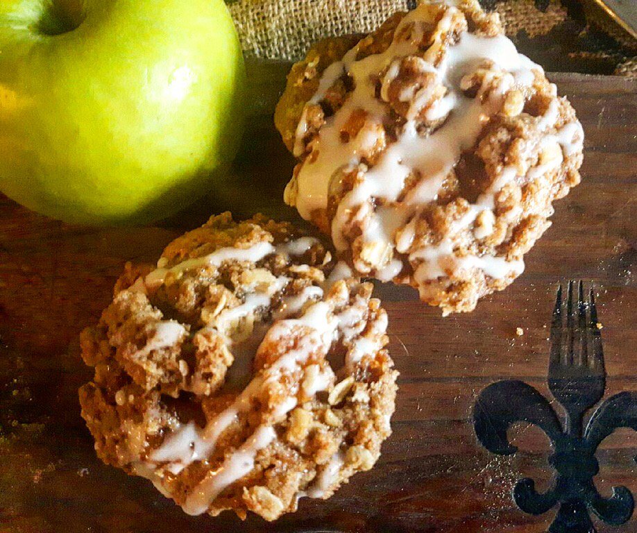 dinechartier's tweet photo. Bread Window: 🍏apple pie muffins, honey spelt buns🐝, cranberry chocolate toffee cookies🍪, and sourdough 🥖 #yegfood https://t.co/NRusm5UiMY
