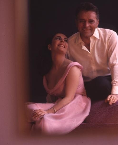 oldhollywoodz's tweet photo. Elizabeth Taylor and Richard Burton photographed by Douglas Kirkland, 1963. https://t.co/IbtGbE4fOc