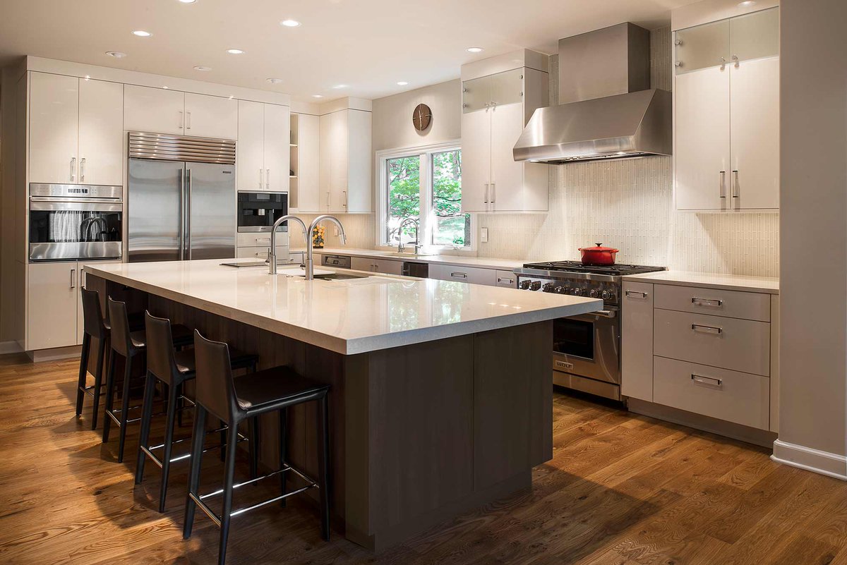 KitchenDesignOK's tweet photo. This kitchen is oozing with a modern & polished look & the #GalleyWorkstation with induction cooktop defines #kitchenfunction. #kitchenideas https://t.co/R4ty00uDrj