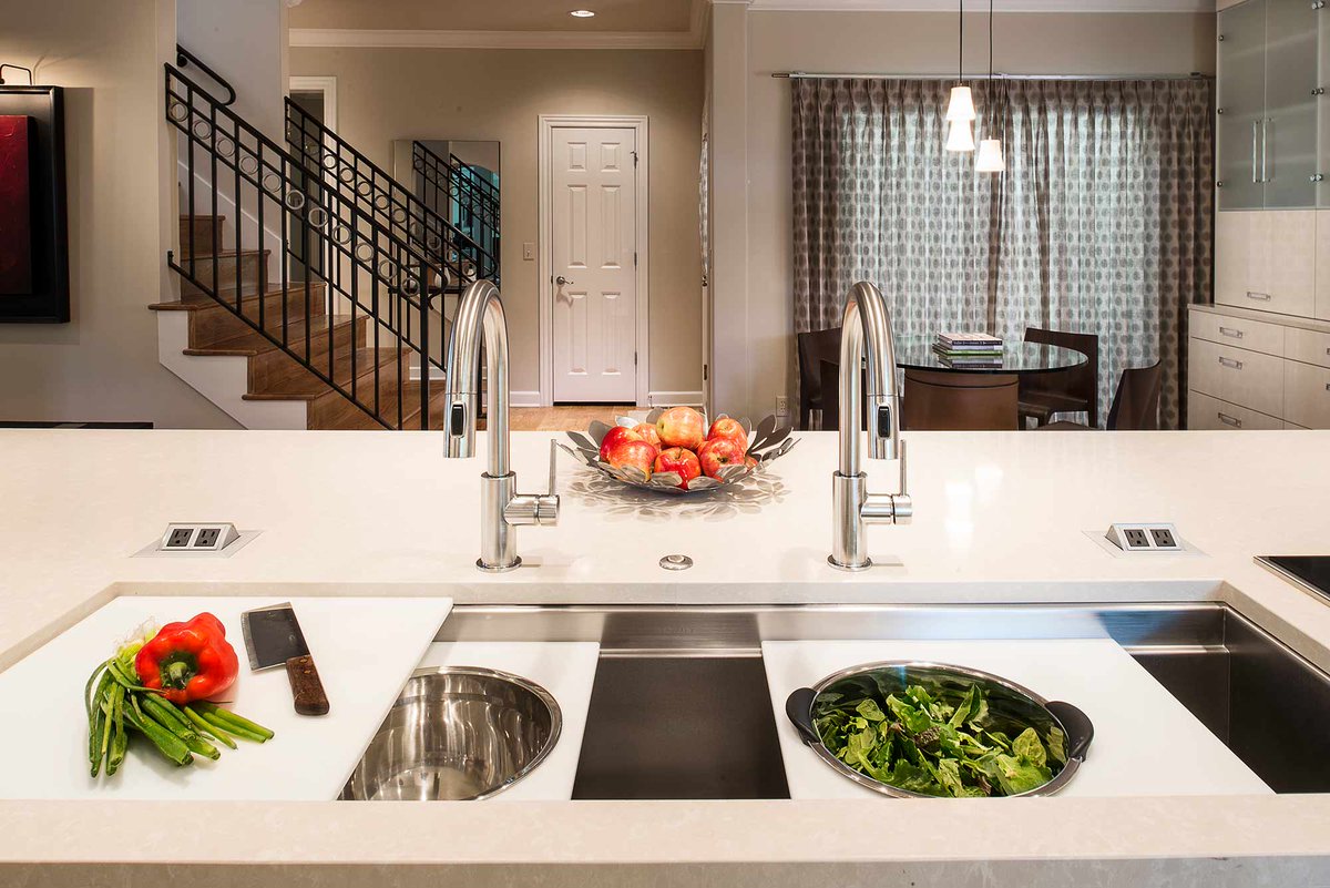 KitchenDesignOK's tweet photo. This kitchen is oozing with a modern & polished look & the #GalleyWorkstation with induction cooktop defines #kitchenfunction. #kitchenideas https://t.co/R4ty00uDrj