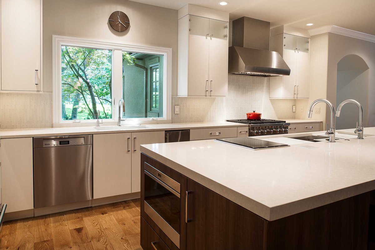 KitchenDesignOK's tweet photo. This kitchen is oozing with a modern & polished look & the #GalleyWorkstation with induction cooktop defines #kitchenfunction. #kitchenideas https://t.co/R4ty00uDrj