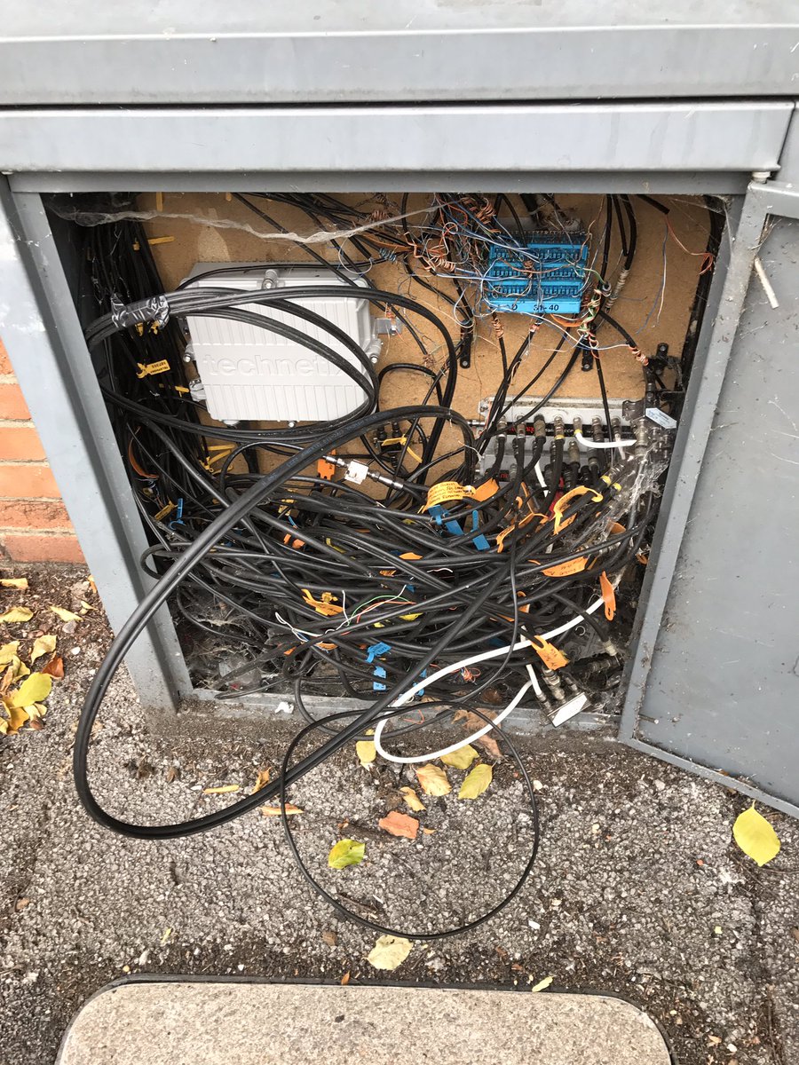 icklequin's tweet photo. Not sure who needs to know about this but blatant vandalism at the top of Constitution Road Reading @ThamesVP #Readingpolice #BritishTelecom https://t.co/s8tb0Cei4L