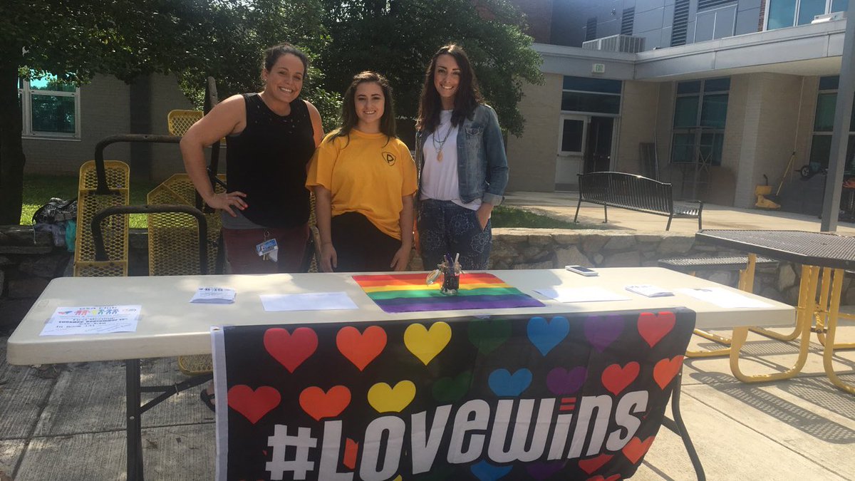kellyqueenofasd's tweet photo. 9th grade club recruitment table all set up! ๐ณ๏ธโ๐โค๏ธ #ParkvilleHS #GSAClub #LoveWins #FreshmanStatus #PHS @MaureenAstarita @CounselPHS https://t.co/mkrpMn8drj