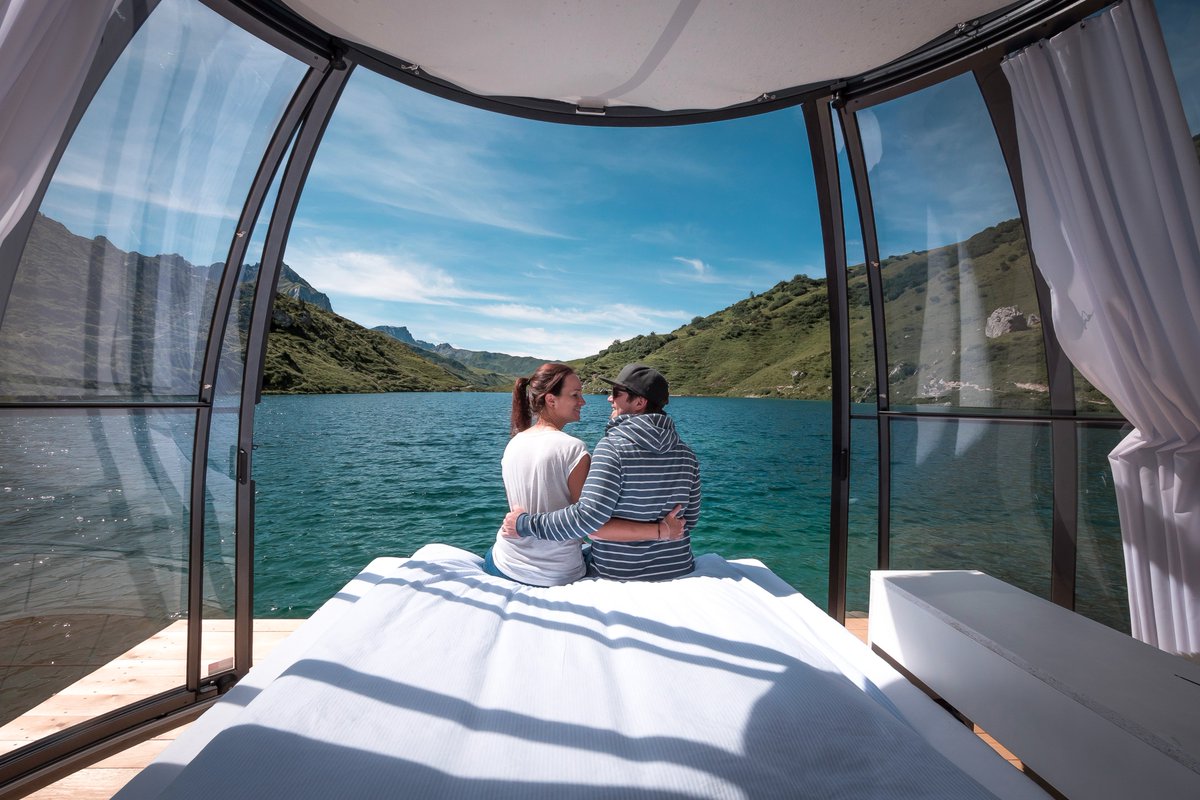 retofoxfehr's tweet photo. Das ist das schönste Bett der Schweiz. Zumindest noch bis am Sonntag https://t.co/JJ8g38tmXH @watson_news @Graubunden @LittleCityCH #Partnun https://t.co/53HfgBMYhp