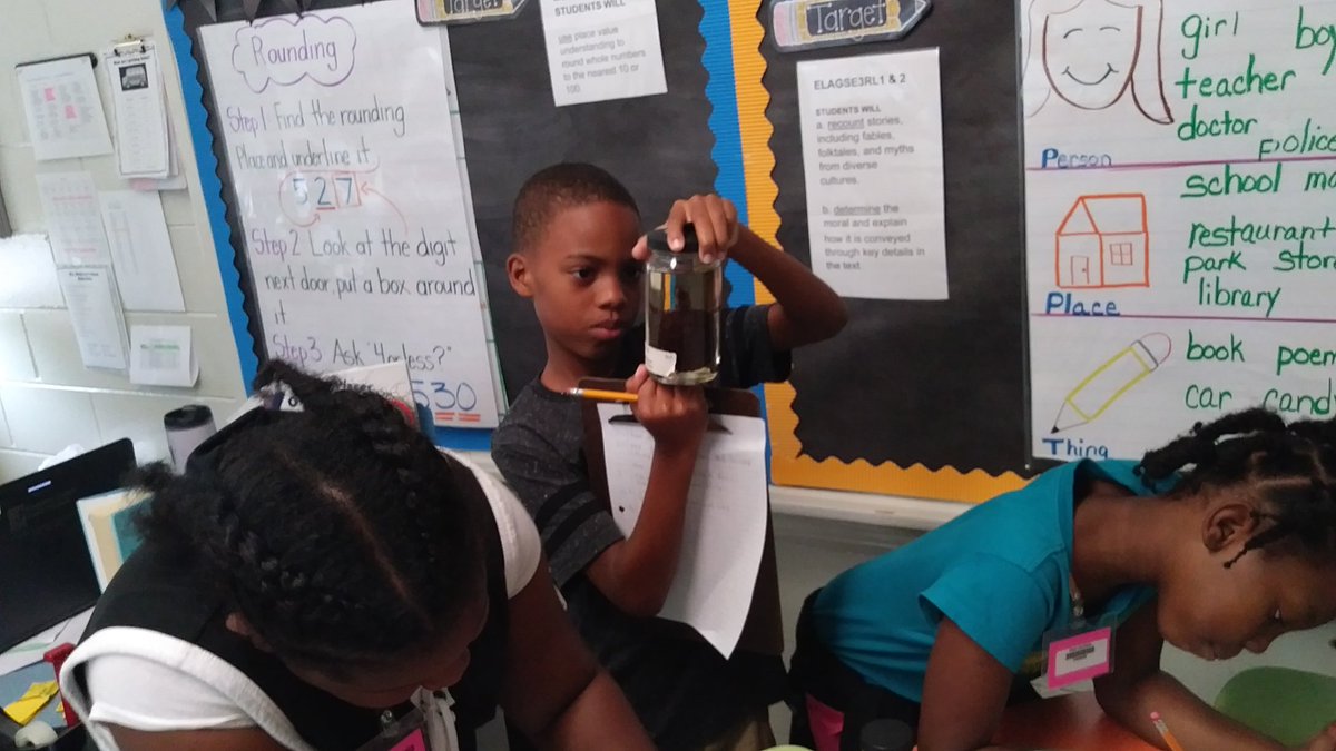 JanareauMurray's tweet photo. What better way to reinforce your learning than having real specimens in the classroom!? @PSERoadrunners #AnimalAdaptations #Rm306 #3rdgrd https://t.co/WAzf1CeghA