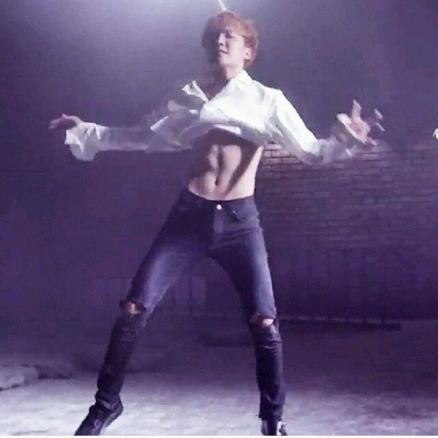 Mylovebtsss's tweet photo. Sana çifkin diyenlere tek tavsiyem göz doktoru ciddi bir problem olduğu kesin #TrArmyLovesJHOPE @BTS_twt https://t.co/MS0KALLIta