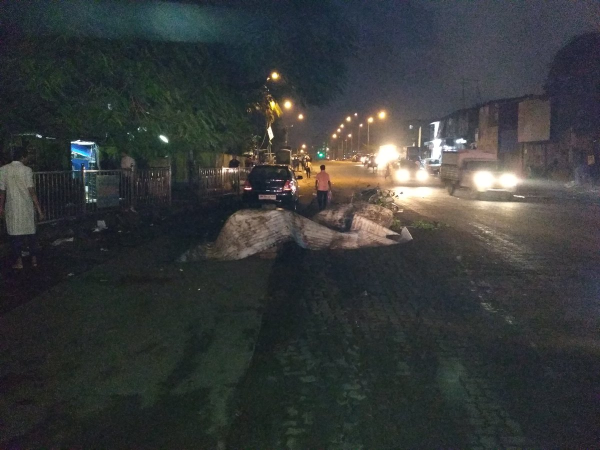 HumzaShaikh95's tweet photo. @MumbaiPolice  BKC exit towards Kurla @ Equinox Business park.No streetlight, unleveled road, 7 two wheelers skid in 1 hr.Plz do the needful https://t.co/y07e9zZT2H