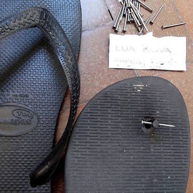 #CoisasQuePobreFaz 
E aumentar a vida útil da havaiana depois que ela arrebenta.