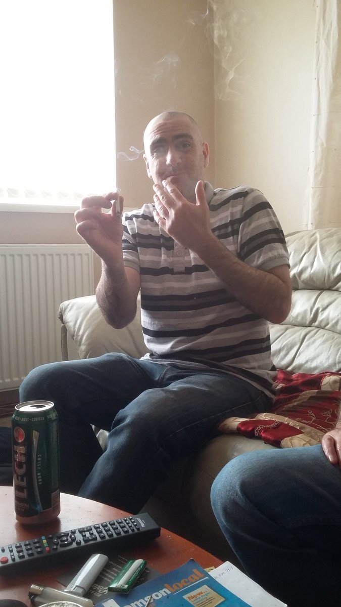 OdowdEllen's tweet photo. Simon smoking !!!!!! https://t.co/yqnhDG4Arz