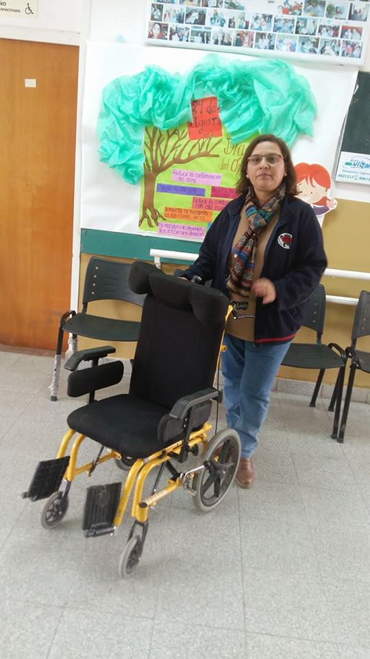 Discapacidadlr's tweet photo. Nueva entrega  de silla de rueda a Directora de Escuela María Madre del Buen Camino mediante nuestro Taller de Reparación ♿️ #LaRiojaDeTodos https://t.co/VpeqMSCeVr