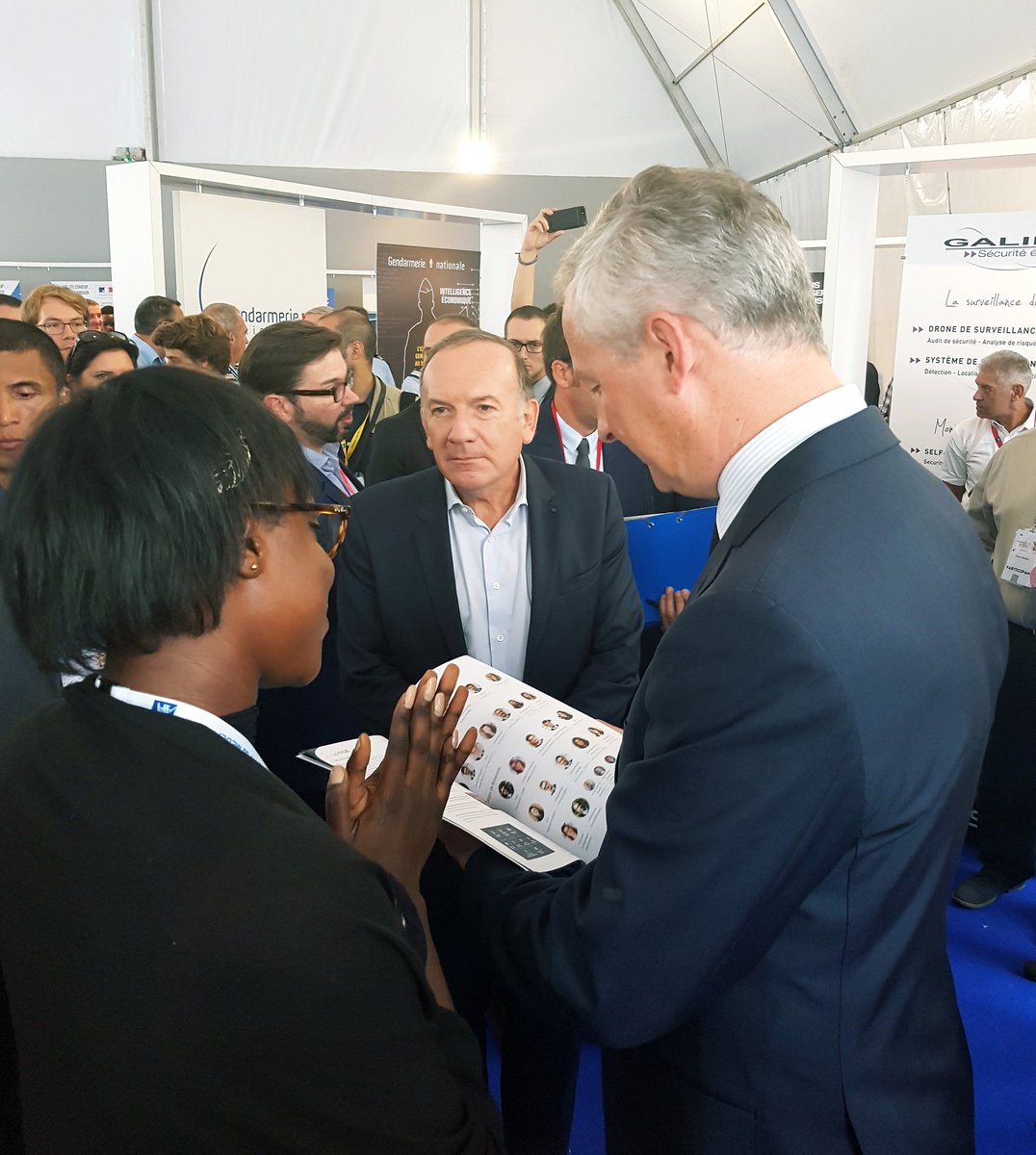 cnje's tweet photo. Sous les yeux de @PierreGattaz nous remettons notre Rapport d'Activité à M. @BrunoLeMaire, merci pour ses encouragements !  #uemedef17 https://t.co/ep6OvhIwOa