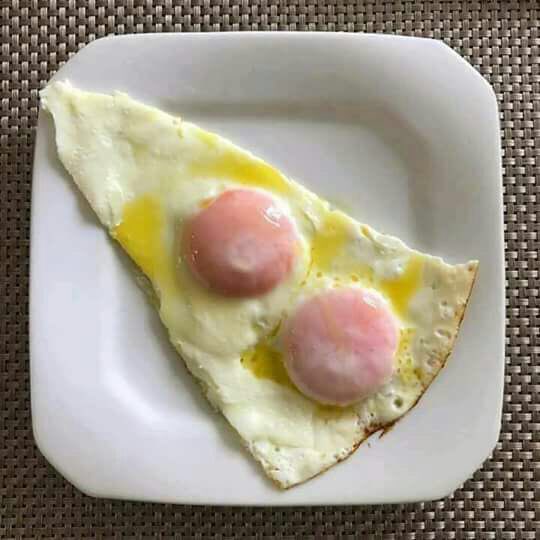 RequintDosBolos's tweet photo. Pizza?! Pizza de ovo, ou ovo pizza? https://t.co/Go6KVECBlR