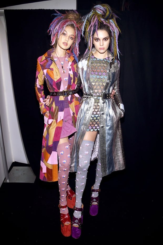 1) Let's start with the  @marcjacobs fashion show when Gigi and Kendall, "supermodels of our generation" worn dreadlocks