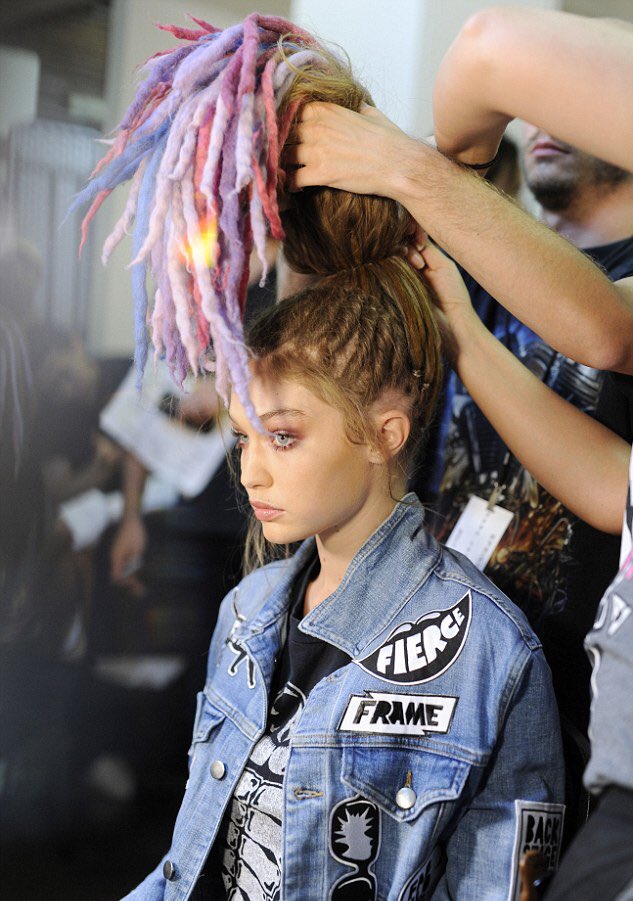 1) Let's start with the  @marcjacobs fashion show when Gigi and Kendall, "supermodels of our generation" worn dreadlocks