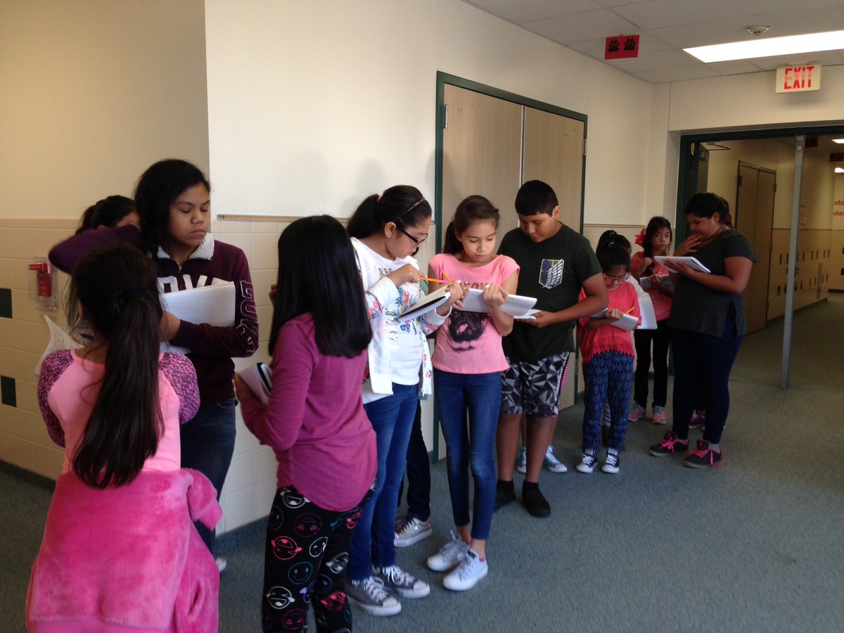 RoblesBobcats's tweet photo. Explorando la escuela en busca de las diferentes energías. #bagdadpride. #1LISD https://t.co/RRkzxGpclU