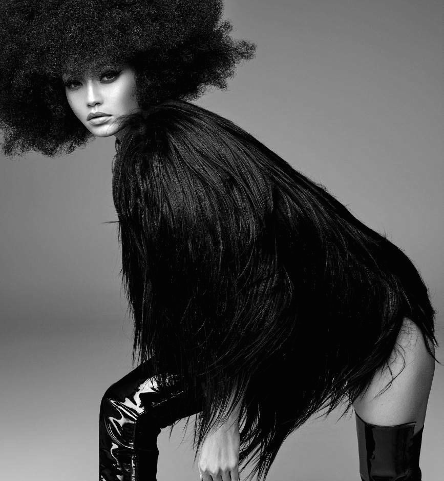 2) We'll know that Afros hair is gorgeous... on Afros woman! Vogue Italy could have chosen a wonderful black woman, but money is way better!