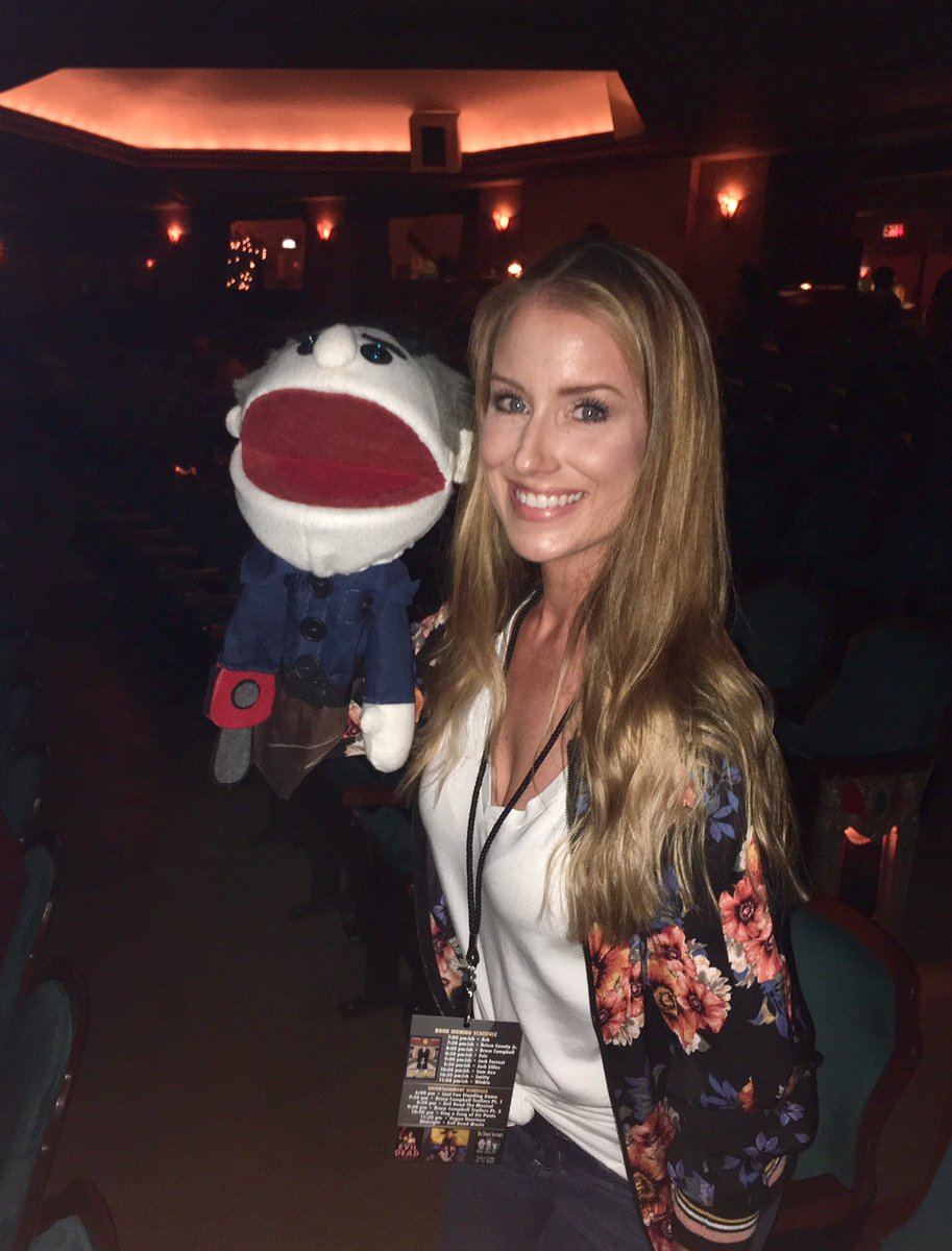 starkissed's tweet photo. @GroovyBruce, look who I met last night! Hired me as an extra for Ash vs. Evil Dead-so better get that figured out so I can get splattered💉😜 https://t.co/4UrwdQZtkS