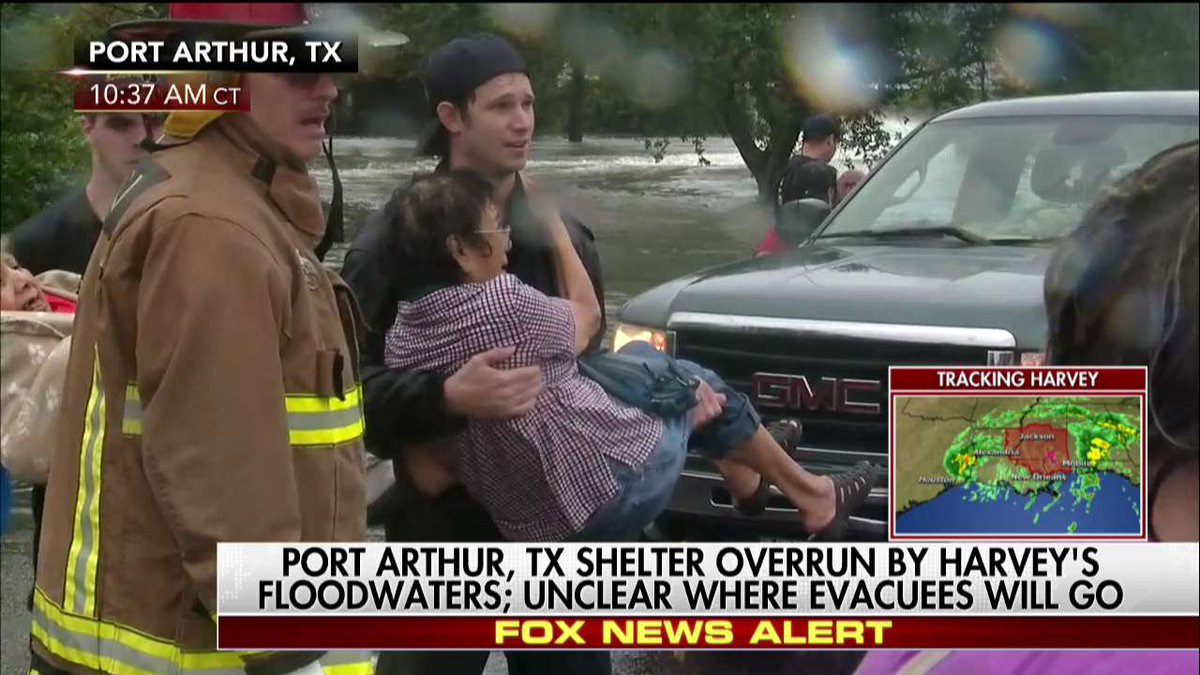 FoxNews's tweet image. Port Arthur evacuees help each other after shelter overrun by Harvey's floodwaters fxn.ws/2xxdj0K