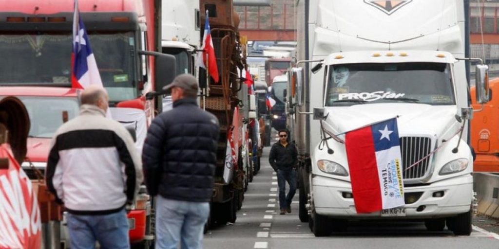 RadioSago's tweet photo. Camioneros dan 7 días al Gobierno para implementar medidas propuestas en petitorio https://t.co/UMerQgZX7G https://t.co/3eKyDY04XG