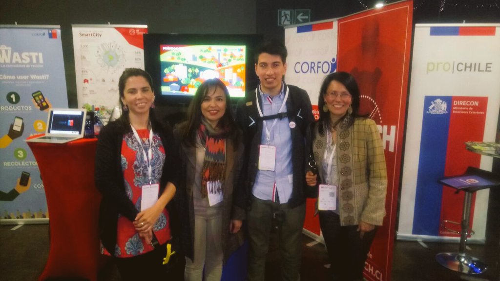 SeSantiagoCL's tweet photo. Juntos somos más #smart 💪 Stand de @ProChile, @Corfo y Emprendedores #PRAE en #DoSmartCity https://t.co/KEufzBKhOF