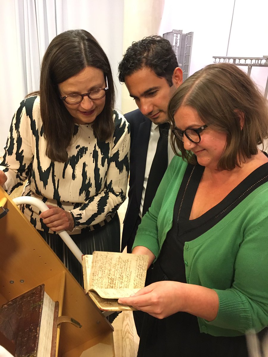 Anna_Ekstrom's tweet photo. I Växjö stadsbibliotek finns Linnés anteckningsbok från 1725. När Karin Sahlin Häll visar den för @shekarabi och mig får jag ståpäls! https://t.co/u9rRPaOzIA