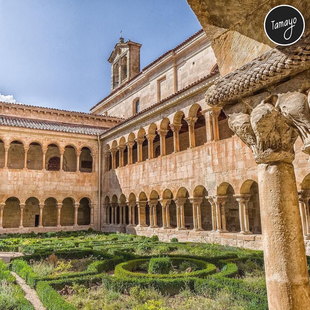 vruperez's tweet photo. Historia y paz. Claustro del Monasterio de Santo Domingo de Silos. #burgosmola #cylesvida #castillayleon #santodom… https://t.co/V6EGjq8lYX https://t.co/1jcarUFics