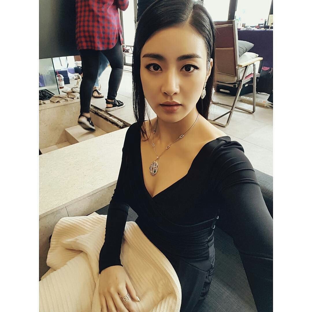 KangSoraArab's tweet photo. 170830 || تحديث سورا على الانستقرام: #Bvlgari #Romannight https://t.co/PKIs3jsTgj