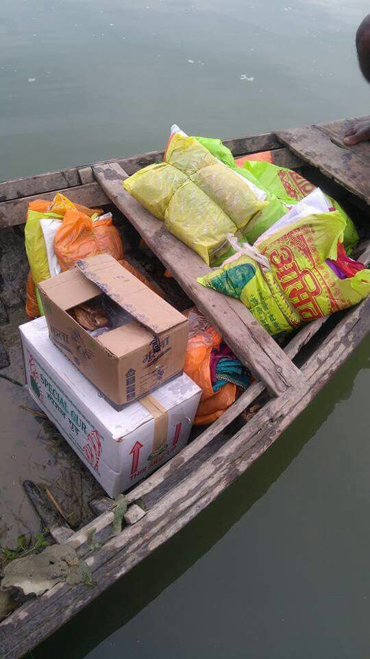 Rootsofhappine2's tweet photo. Team #rootsofhappinessNgo providing foods to #biharfloodvictims 

#BiharFloods #rootsofhappinessNgo 
#spreadinghappiness https://t.co/EZKXug3HiE