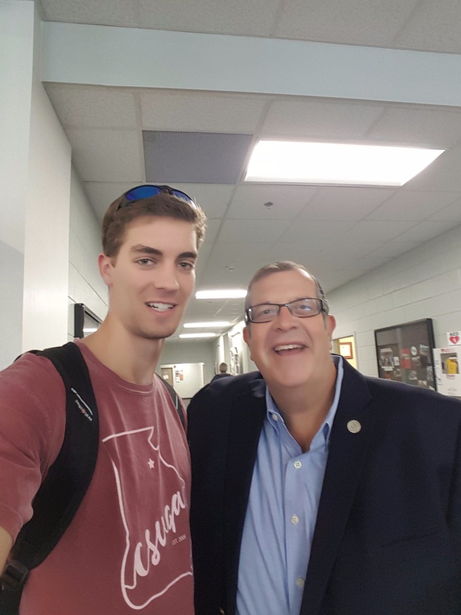 dfanz11's tweet photo. Came across @GradyDeanUGA roaming the halls. Better late than never. https://t.co/qG8TGHmjLU