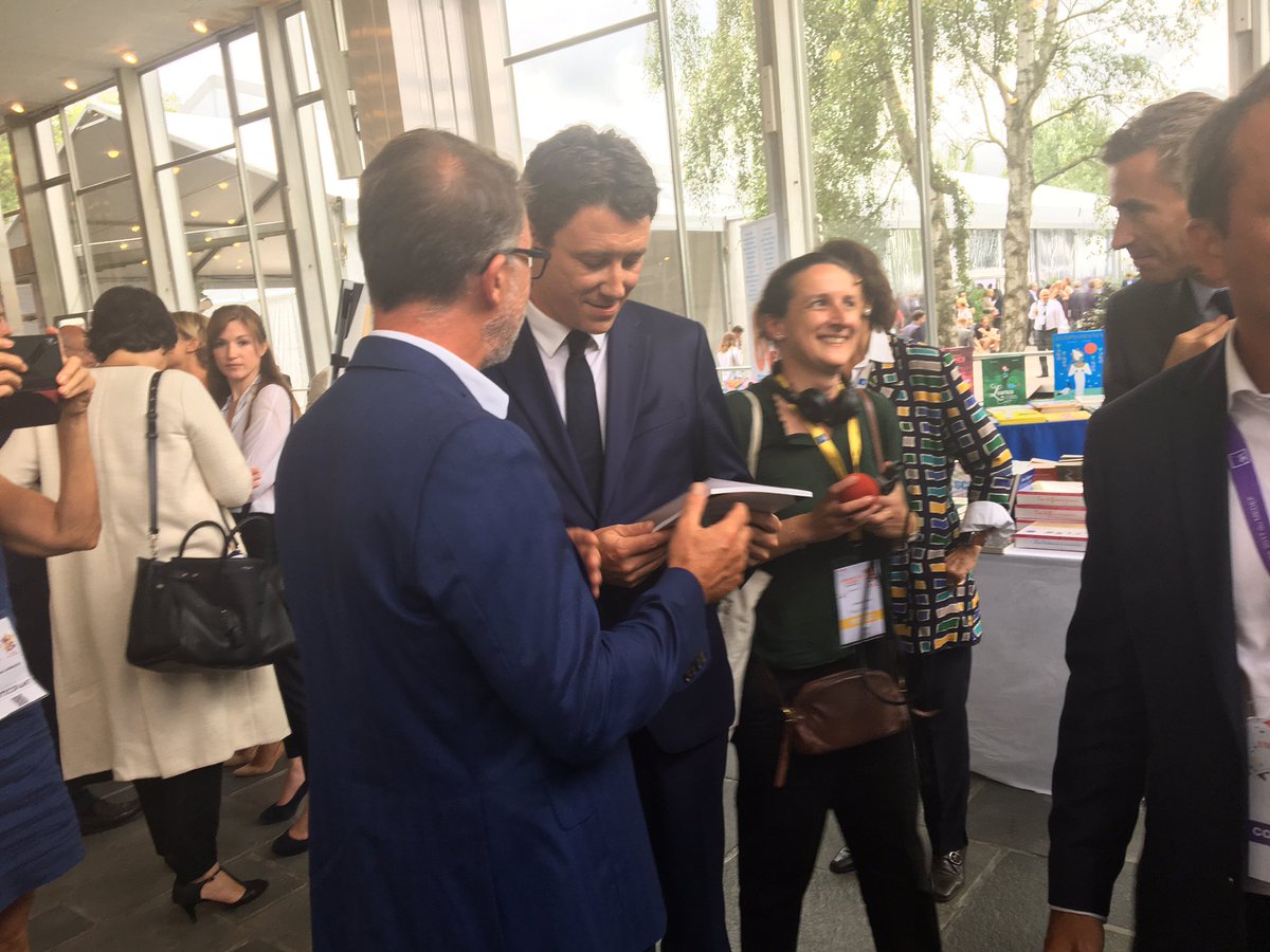PascalHuon's tweet photo. @Samueltual @GroupeACTUAL remet le livre blanc sur l'emploi à @BGriveaux secrétaire d'état auprès du ministère de @BrunoLeMaire https://t.co/i1TpggVfWj