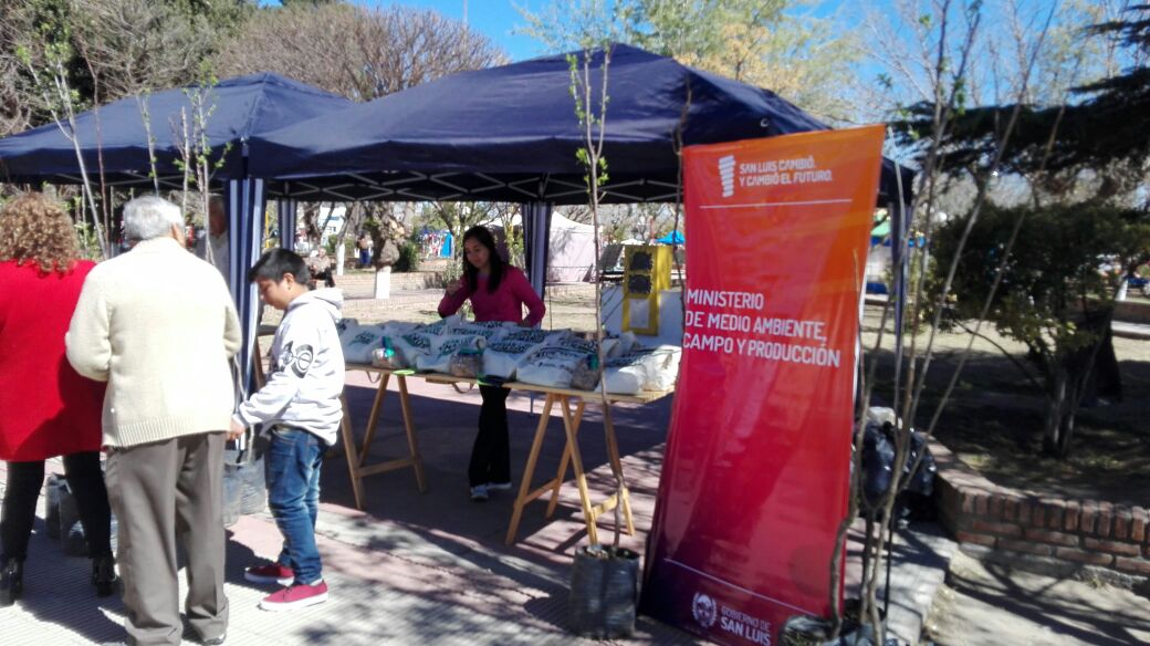 AmbienteSanLuis's tweet photo. #AHORA - Con acciones de #ConcienciaAmbiental, el Ministerio participa en la Fiesta Patronal de Santa Rosa del Conlara. #SanLuis https://t.co/6MZwqLtmeg