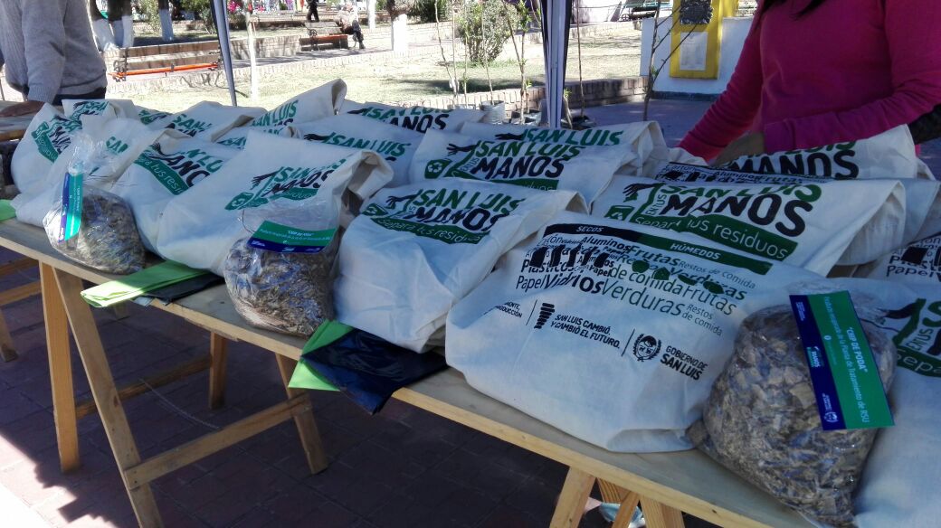 AmbienteSanLuis's tweet photo. #AHORA - Con acciones de #ConcienciaAmbiental, el Ministerio participa en la Fiesta Patronal de Santa Rosa del Conlara. #SanLuis https://t.co/6MZwqLtmeg