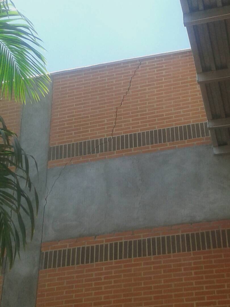 Betticaa's tweet photo. #30Ago Grieta en el Centro comercial Buenaventura-Guarenas Entre los daños que causó #temblor de 4,5 grados con epicentro en Los Caracas https://t.co/oxsHxfaIR5