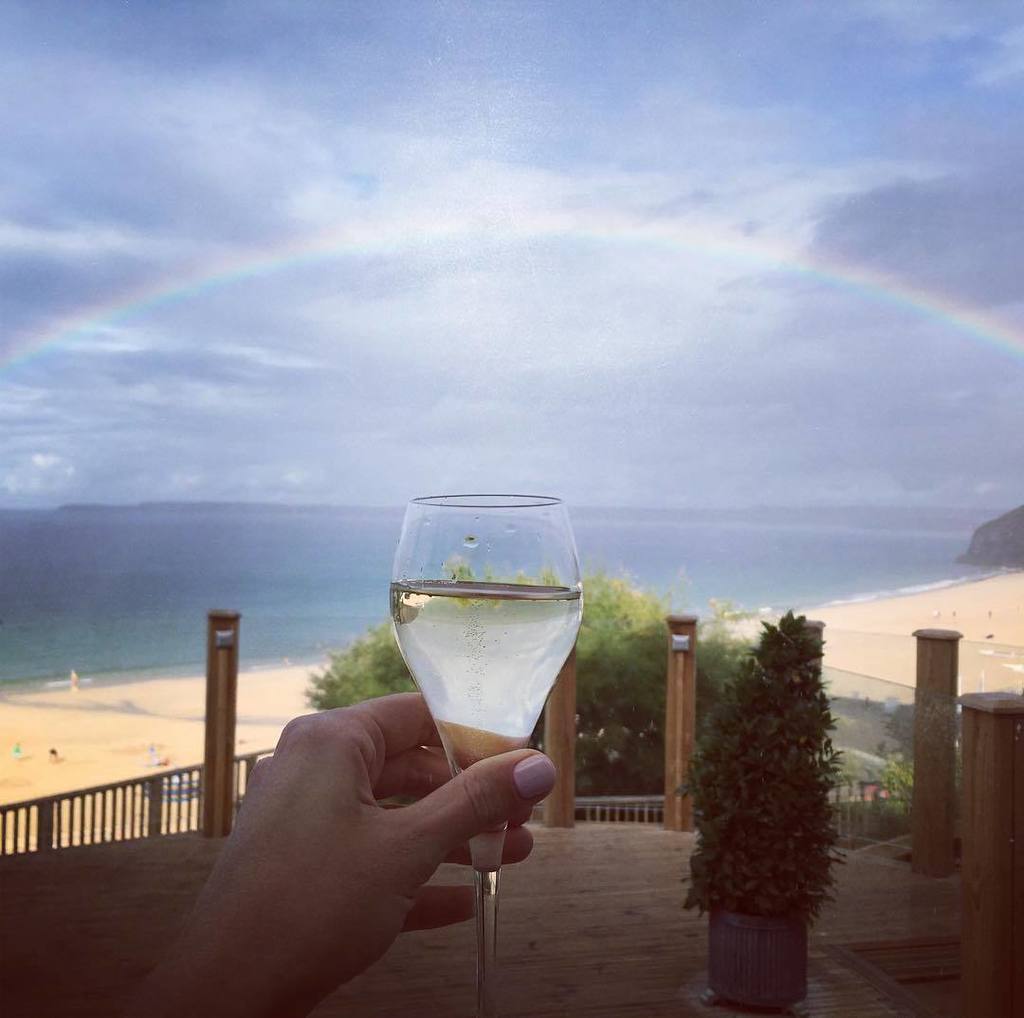 fatgirlsfood's tweet photo. Champagne under the Rainbow - the perfect end to the perfect day with @lauragiez in Cornwall 🌈🥂 #champagne #cornis… https://t.co/4gXMw5PpLD https://t.co/ZtwSeHl1ro