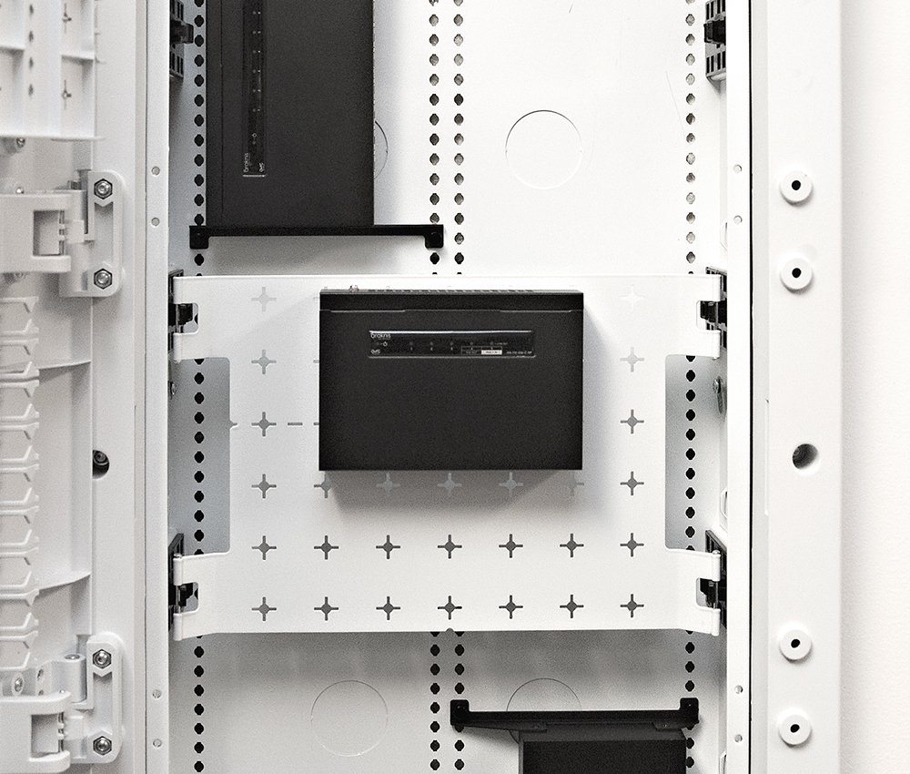 Snap_One_'s tweet photo. New Compact Switches from @AraknisNetworks are perfect for tight spaces like structured wiring cans or behind a TV: https://t.co/F6A1Lf1vDo https://t.co/HDlJExUsTj