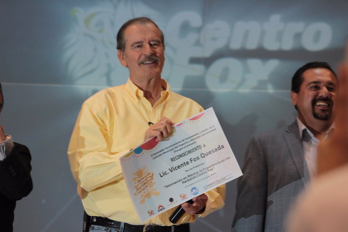 centrofox's tweet photo. .@VicenteFoxQue estuvo presente en la #JornadadelaJuventud de @JuventudCap, para hablar de la experiencia del #HACKATONCFOX de @centrofox. https://t.co/LmdrSpDi8q
