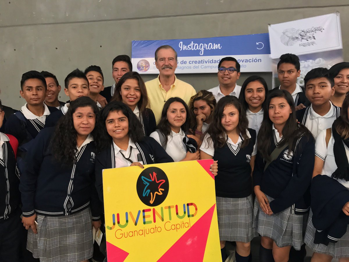 centrofox's tweet photo. .@VicenteFoxQue estuvo presente en la #JornadadelaJuventud de @JuventudCap, para hablar de la experiencia del #HACKATONCFOX de @centrofox. https://t.co/LmdrSpDi8q