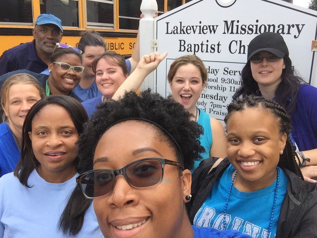 SarahMohr2016's tweet photo. Community service #hesteach #hesshadesofblue #doinggoodinthecommunity @HillpointHusky https://t.co/AUbW6b1VNd