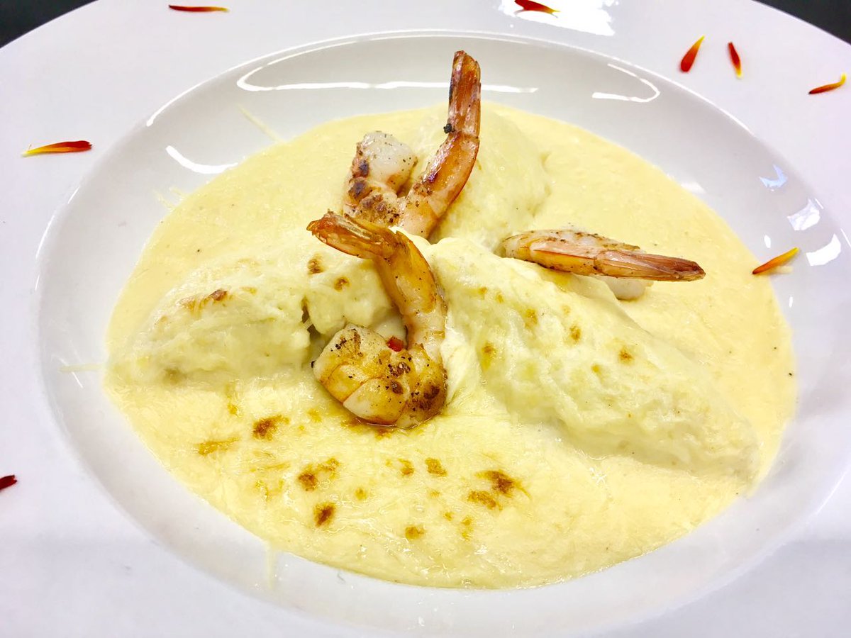 DavidSeeman's tweet photo. Preparaciones de hoy con chef @DavidSeeman en  @LCBCHILE @ufinisterrae  #Coque au vin y queneles de robalo gratinado con salsa #Nantua https://t.co/9sUvabfYTO