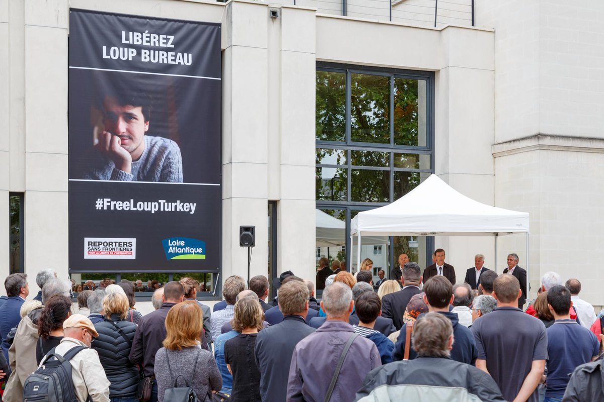 loireatlantique's tweet photo. Mobilisation autour du père de Loup Bureau pour appeler à la libération du journaliste emprisonné en Turquie depuis le 26/07 #FreeLoupTurkey https://t.co/ULvfht6The