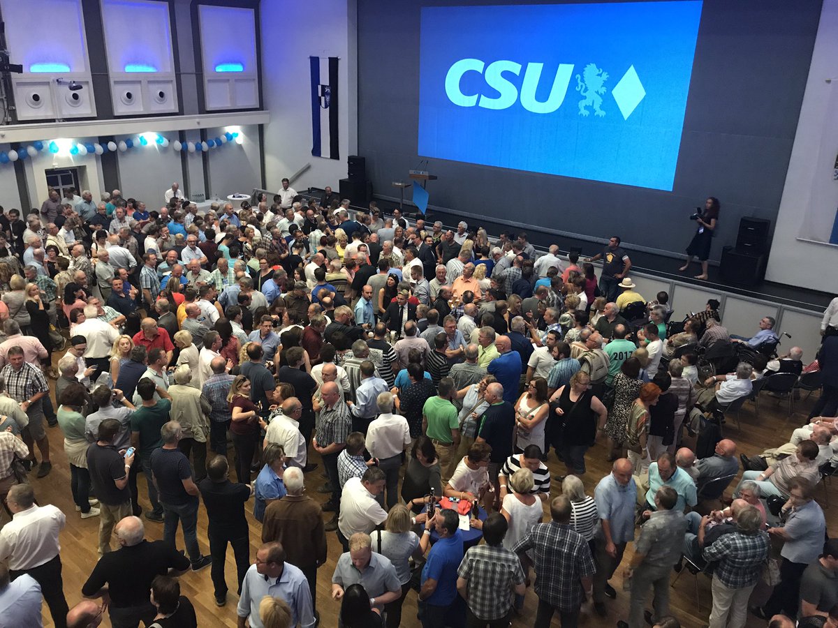 ChristianeSche3's tweet photo. #Kulmbach wartet auf #Guttenberg. Über 1.000 Menschen passen in die Stadthalle. #CSU #CDU #btw17 @BR_Franken @br24 https://t.co/oz6quyOoaj