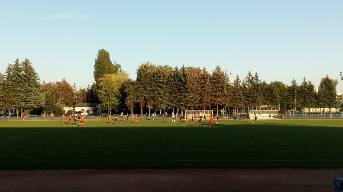 oleksieradz's tweet photo. Zgodnie z @RylMateusz stwierdziliśmy, że widowisko było żenująco słabe, ale to typowy mecz juniorskiej piłki 😅 #DLJS: Parasol - Academy 1:1 https://t.co/jVdvZEqOqX