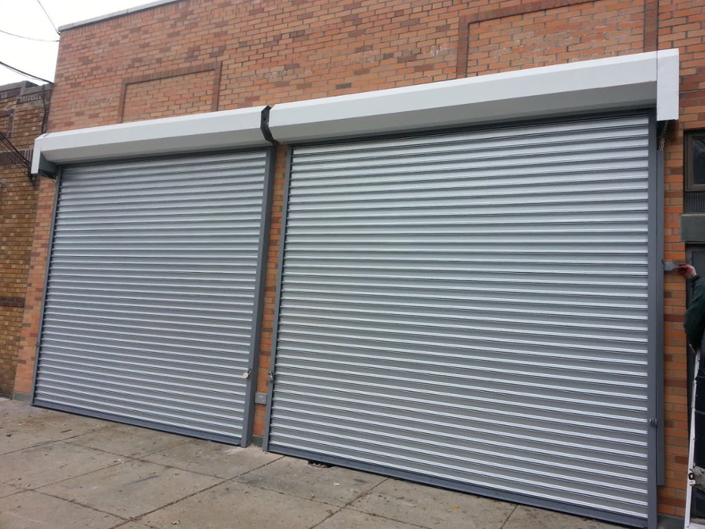 ParagonLocks's tweet photo. Broken #RollupGates in #NYC can be disastrous! Get Fast #Repair from a Trusted Expert here: https://t.co/66c0MaGiR9 #rollupdoors #Security https://t.co/0YEm3zRWr0