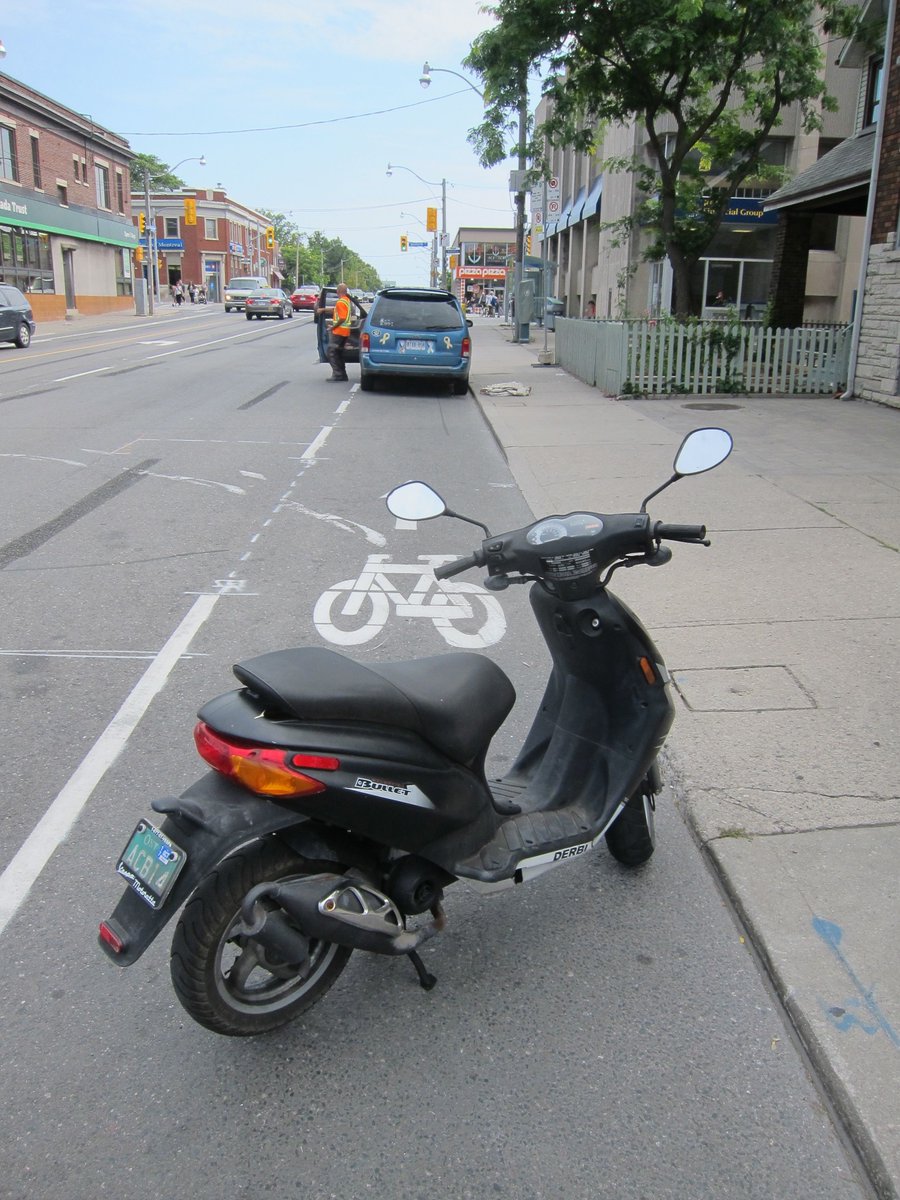 New bike lanes on Woodbine ... let the parking begin! <a href="/TPS_ParkingPal/">TPS_ParkingPal</a>